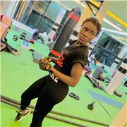 Cours d’éducation physique et sportive où bien cours de fitness pour aider les jeunes